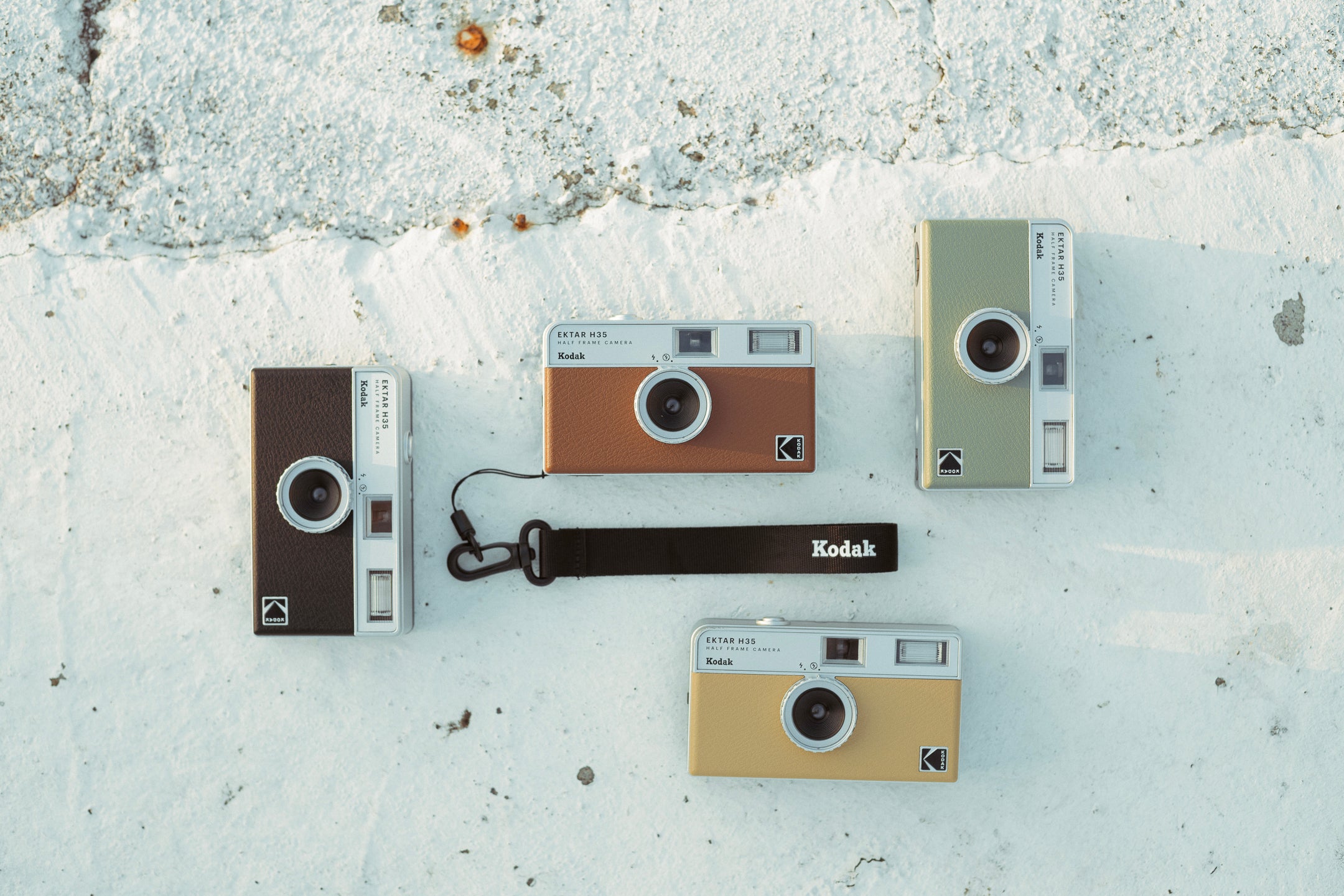  KODAK EKTAR H35 Half Frame Film Camera, 35mm, Reusable,  Focus-Free, Lightweight, Easy-to-Use (Sand) (Film & AAA Battery are not  Included) : Electronics